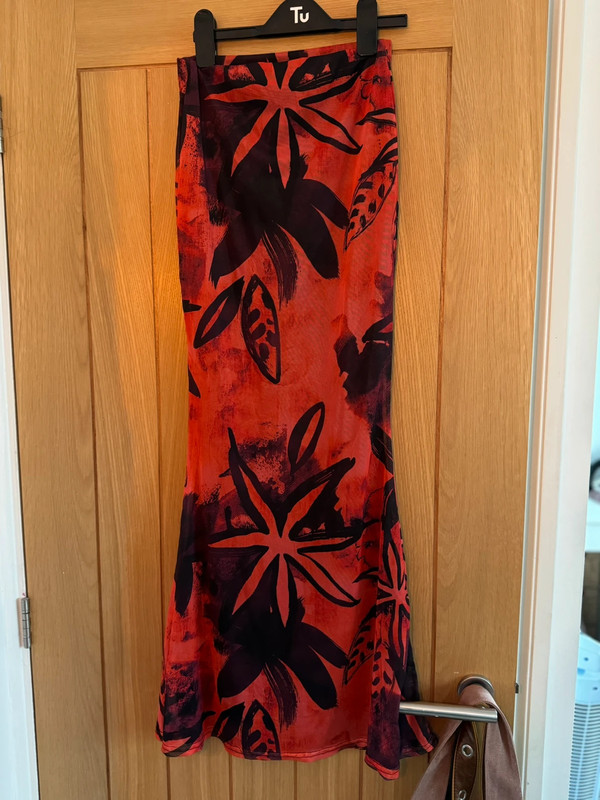 Boohoo red and black floral skirt 1