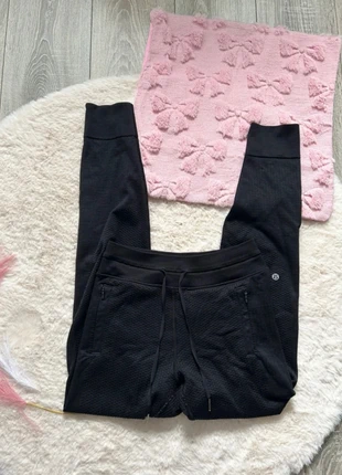 Lululemon thick joggers, marque: Lululemon, état: Très bon état, taille: XS / 34 / 6, 24,95 €, 26,90 € Protection acheteurs (Pro) incluse