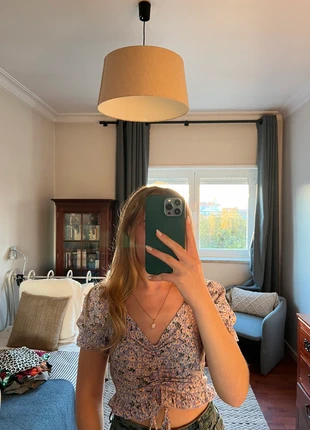 Lilac crop top with balloon sleeves and white flower pattern, marca: COQUETTE, estado: Muito bom, tamanho: S / 36 / 8, €2.00, €2.80 inclui Proteção do Comprador