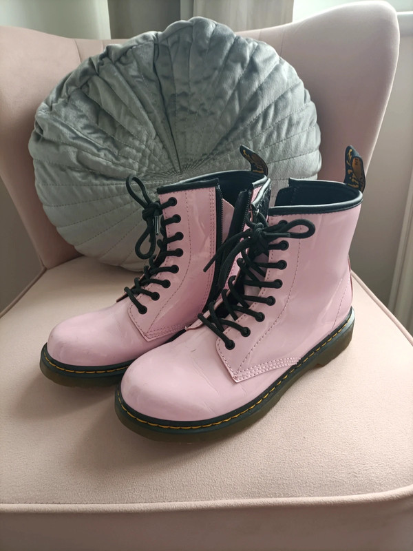 Baby pink hot sale doc martens