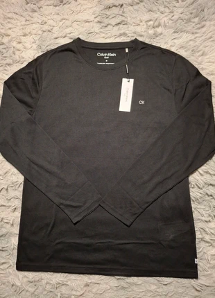 T-shirt manches longues Col rond Calvin Klein 100% Polyester Noir Taille M, marca: Calvin Klein, estado: Novo com etiquetas, tamanho: M, €20.00, €21.70 inclui Proteção do Comprador