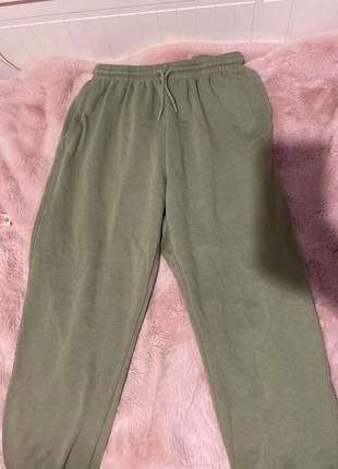 Comfy baggy green tracksuit bottoms, brand: H&M Divided, condition: Very good, size: M / 38 / 10, €5.00, €5.95 includes Buyer Protection
