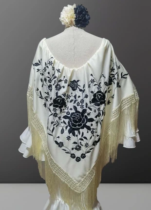 Mantón de flamenco crema con bordado negro, marque: Feria mantón crema con negro, état: Très bon état, 12,00 €, 13,30 € Protection acheteurs incluse