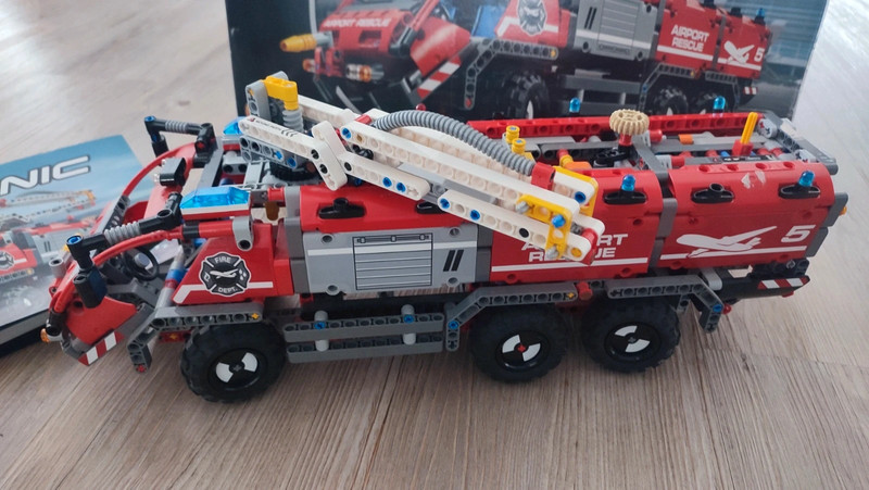 LEGO Technic 42068 (10-16 Jahre) Airport Rescue Vehicle