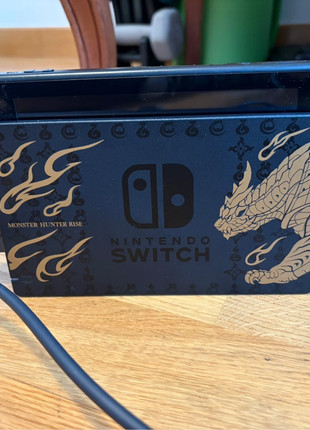 Nintendo Switch édition spéciale Monster Hunter Rise, marque: Nintendo, état: Très bon état, 190,00 €, 199,20 € Protection acheteurs incluse