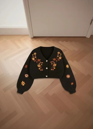 Cardigan brodé noir fleurs bohème chic automne hiver, marque: Étoffe d’Époque, état: Très bon état, taille: M / 38 / 10, 48,90 €, 52,05 € Protection acheteurs incluse