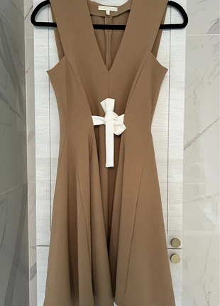 Maje beige Kleid mit weißer Schleife, marque: Maje, état: Très bon état, taille: XS / 34 / 6, 79,00 €, 83,65 € Protection acheteurs incluse