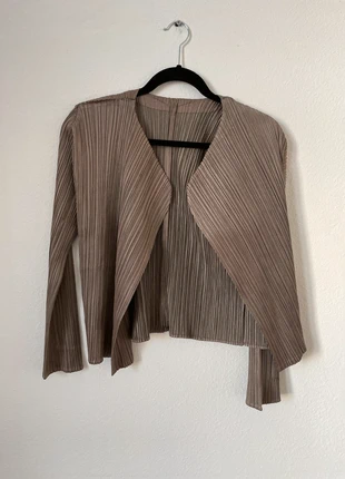 Issey Miyake Pleats Please blazer, merk: Pleats Please Issey Miyake, staat: Heel goed, maat: M, € 225,00, € 236,95 inclusief Kopersbescherming