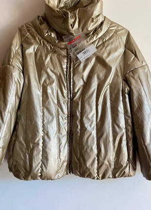 Piumino Prada gold. Modello corto a cappa, marque: Prada, état: Neuf avec étiquette, taille: M / 38 / 10, 1 900,00 €, 1 995,70 € Protection acheteurs incluse