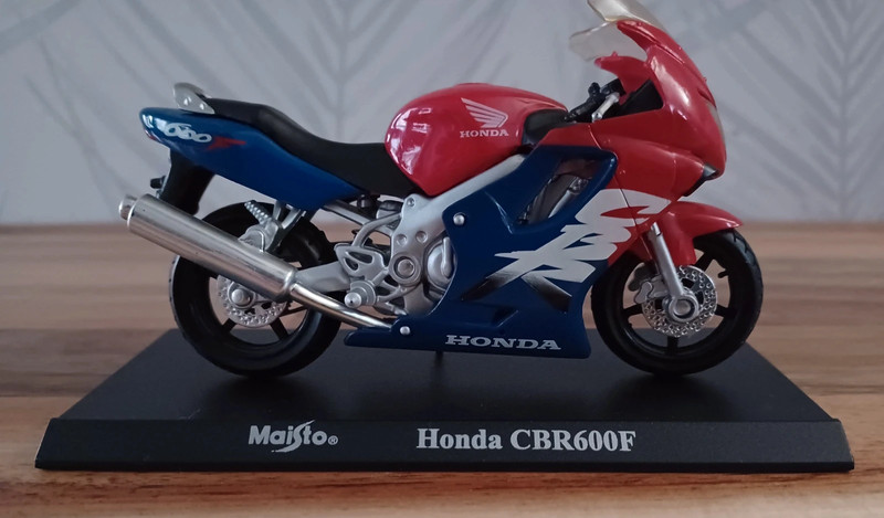 Honda CBR 600 F 1:18 | Vinted