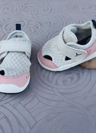 Baskets à scratch 20/21 de marque décathlon, marque: Decathlon, état: Très bon état, taille: 20, 4,00 €, 4,90 € Protection acheteurs incluse