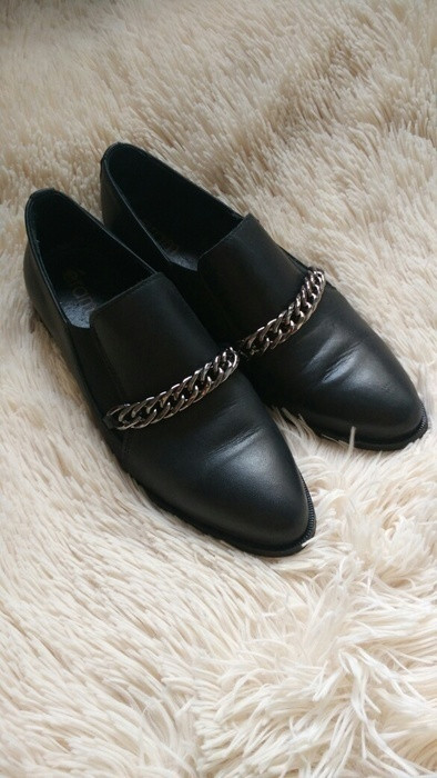 Chaussures cuir noir avec chaînette 1