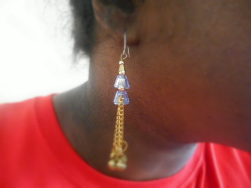 Paire de boucles d'oreilles ( couleur bleu pâle ) avec des clochettes dorées  - style indien 2