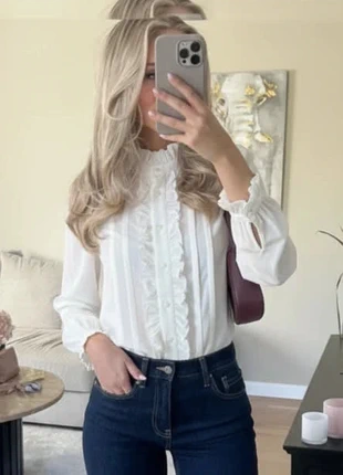 Blouse blanche romantique à volants, chic et ajustée, col dentelle taille S, marke: pliazzo, zustand: Sehr gut, größe: S / 36 / 8, 42,90 €, 45,75 € beinhaltet Vinted-Käuferschutz Pro