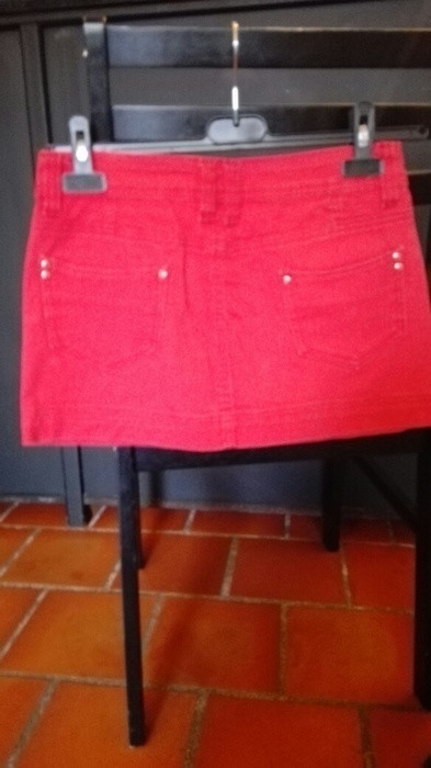 Mini jupe en jean stretch rouge claire porté une fois 2