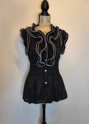 Original Black Blouse with Ruffles, Trims and Shiny Buttons, brand: Select, condizioni: Nuovo con cartellino, taglia: M / IT 42 / EU 38, €15.00, €16.45 include la Protezione acquisti