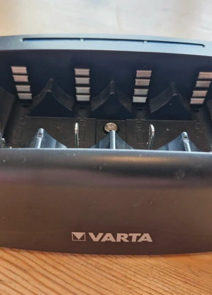 Universele batterijoplader, brand: VARTA, condizioni: Ottime, €15.00, €16.45 include la Protezione acquisti