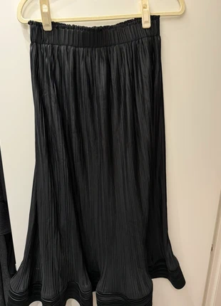 Midi black striped skirt, brand: YAS, condizioni: Nuovo senza cartellino, taglia: S / IT 40 / EU 36, €40.00, €42.70 include la Protezione acquisti