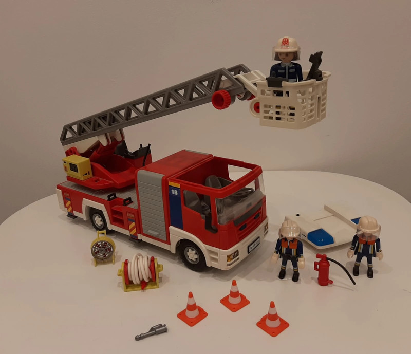 Playmobil City caserne pompiers + véhicule de pompiers