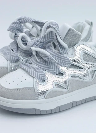 Casual sneakers with wide laces and a shiny effect, marque: Vintage Dressing, état: Très bon état, taille: 38, 10,00 €, 11,20 € Protection acheteurs (Pro) incluse