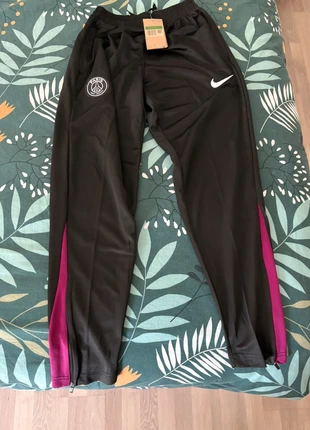 Bas de survêtement Nike psg neuf XL enfant 3/15  13 euros, merk: Nike, staat: Nieuw met prijskaartje, maat: XL, € 13,00, € 14,35 inclusief Kopersbescherming
