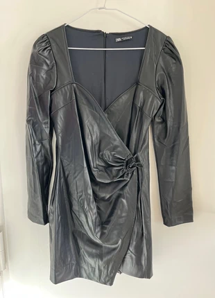 Robe noire simili cuir Zara – Effet portefeuille – Manches longues – Taille M, merk: Zara, staat: Heel goed, maat: M / 38 / 10, € 28,00, € 30,10 inclusief Kopersbescherming