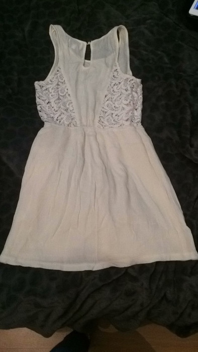 robe blancje avec dentelle 2