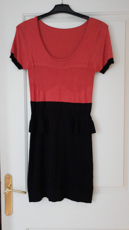Adorable petite robe noire et orange en petite maille 1