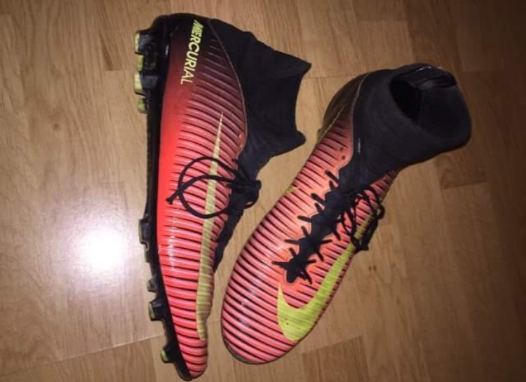 crampons mercurial rouge et noir Vinted