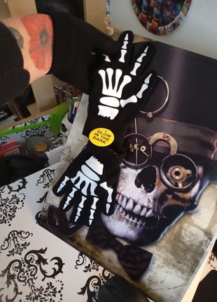 Gants 🧤 squelettiques 🦴 T.U. magique, marke: phosphorescent skeletons, zustand: Neu, mit Etikett, größe: Einheitsgröße, 8,50 €, 9,63 € inklusive Vinted-Käuferschutz
