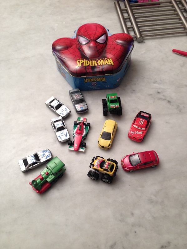 Lot petites voitures dans boîte Spiderman 1