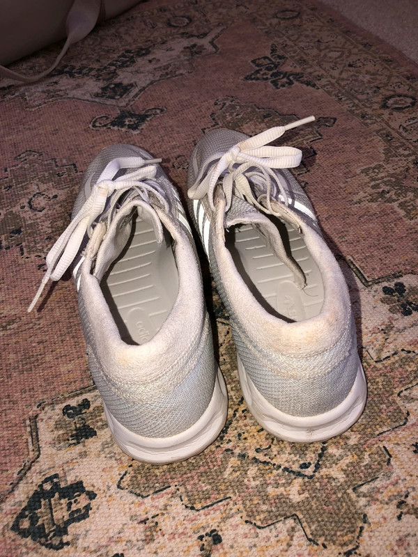 White adidas deals trainers size 9