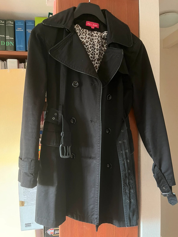 Korte zwarte jas trenchcoat getailleerd zwart van Chic & Jeune 1