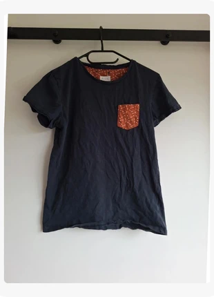 R0316. T-shirt bleu marine poche motif flèches taille S, état: Très bon état, taille: S, 3,00 €, 3,85 € Protection acheteurs (Pro) incluse