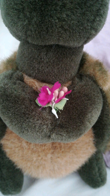 Peluche vintage tortue avec bouquet de fleurs 4