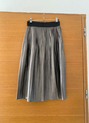 Jupe plissée argentée simili cuir Taille 36, staat: Heel goed, maat: S / 36 / 8, € 3,00, € 3,85 inclusief Kopersbescherming
