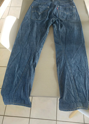 247 levis 2024