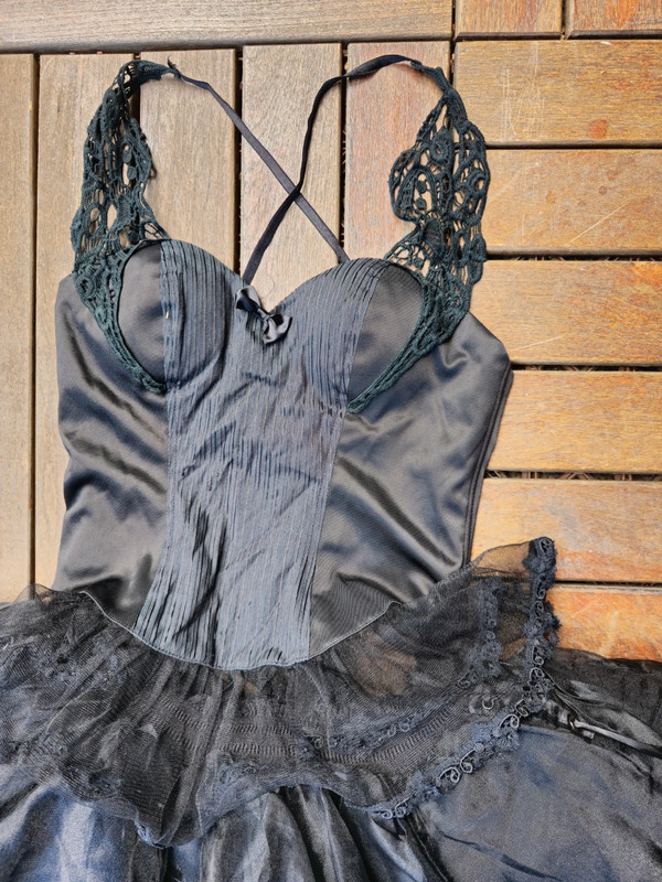 Magnifique ensemble gothique stylé avec bustier et jupon noir en satin. 3