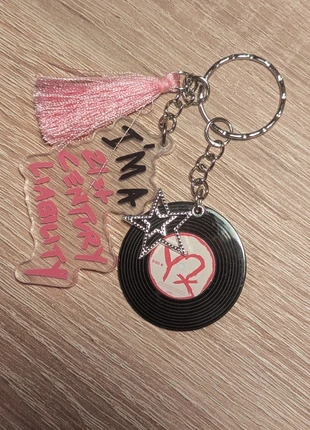 Yungblud keychain 21 Century Liability, marke: HellOnVinyl, zustand: Neu, mit Etikett, 8,99 €, 10,14 € inklusive Vinted-Käuferschutz
