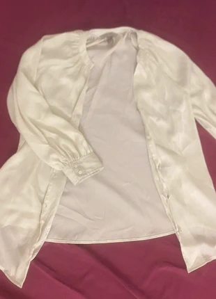 Chemise blanche en satin H&M, marca: H&M, estado: Muito bom, tamanho: S / 36 / 8, €8.00, €9.10 inclui Proteção do Comprador