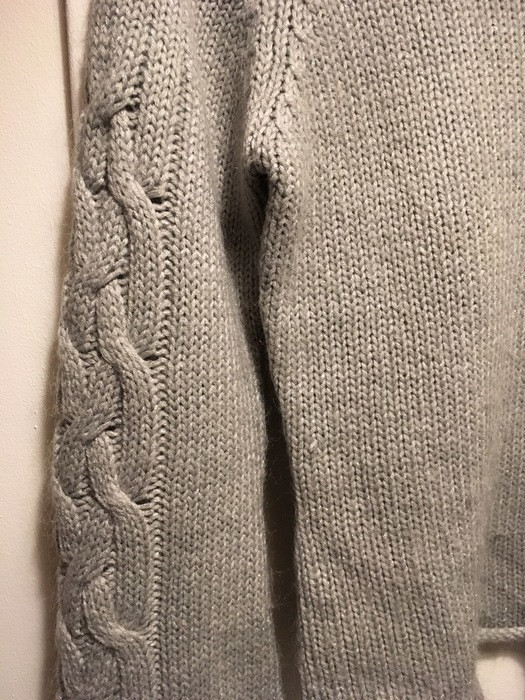 Pull gris type tricoté avec fils brillants 2