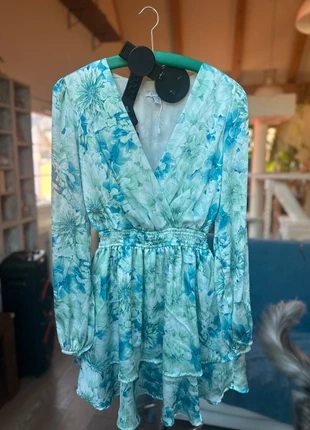 Robe légère et fluide à imprimé fleuri bleu-vert turquoise👗, marque: Amisu, état: Neuf sans étiquette, taille: S / 36 / 8, 30,00 €, 32,20 € Protection acheteurs incluse
