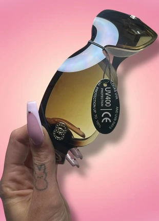 Vintage Y2K 2000’s chunky big cyber-style Paris Hilton sunglasses, marque: Vintage Dressing, état: Très bon état, 19,99 €, 21,69 € Protection acheteurs incluse