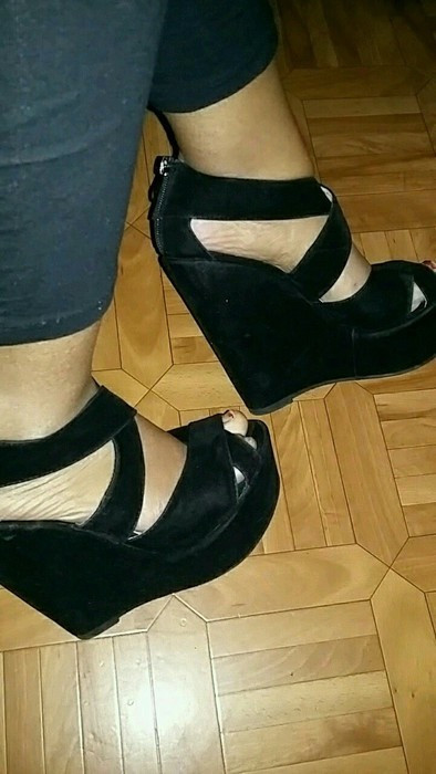Chaussures noires compensées en daim 2