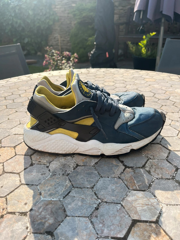 Nike huarache navy sales blue and yellow