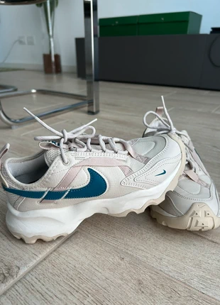 Scarpe da tennis Nike beige e verdi numero 37.5, brand: Nike, condizioni: Ottime, taglia: 37.5, €45.00, €47.95 include la Protezione acquisti