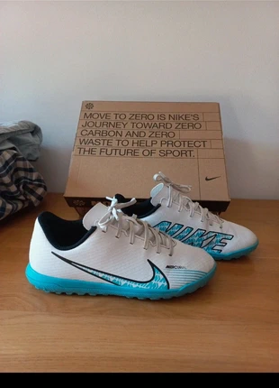 Scarpe da calcio bambino, marque: Nike, état: Très bon état, taille: 35, 18,00 €, 19,60 € Protection acheteurs incluse