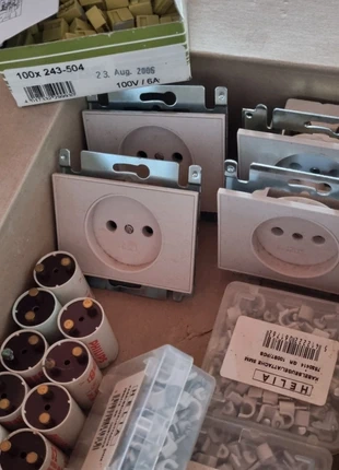 Stopcontacten starters en klemmen enz, staat: Nieuw zonder prijskaartje, € 15,00, € 16,45 inclusief Kopersbescherming