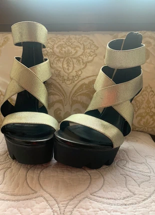 Sandalia dorada, merk: Vic Matié, staat: Heel goed, maat: 36.5, € 42,00, € 44,80 inclusief Kopersbescherming