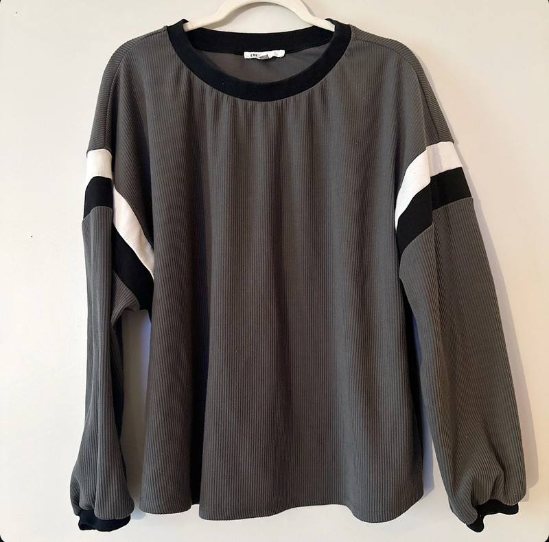 DR2 grey crewneck ribbed sweatshirt 1